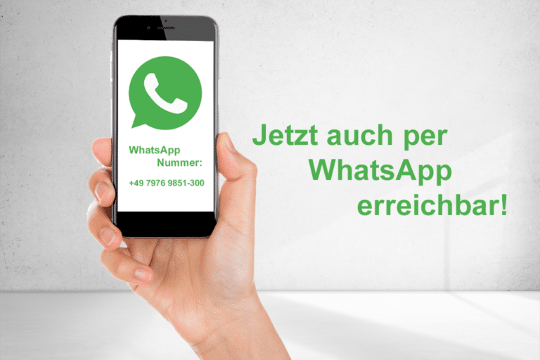 Hand mit Handy mit Hinweis auf WhatsApp und unserer Nummer