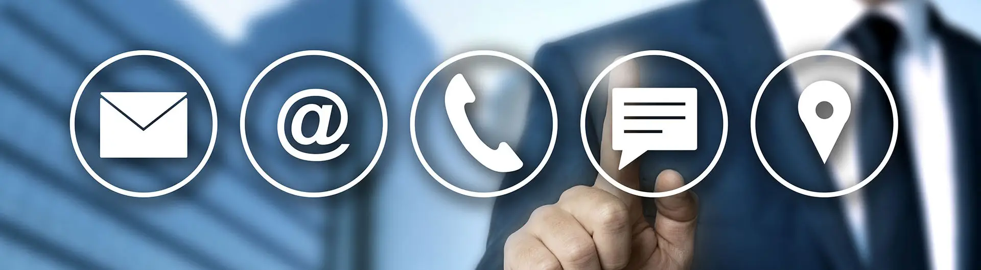 Grafik Collage mit Sonderzeichen und Icons für Email, @, phone, Standort und Messaging, Bild der Seiten MBS Deutschland und MBS International